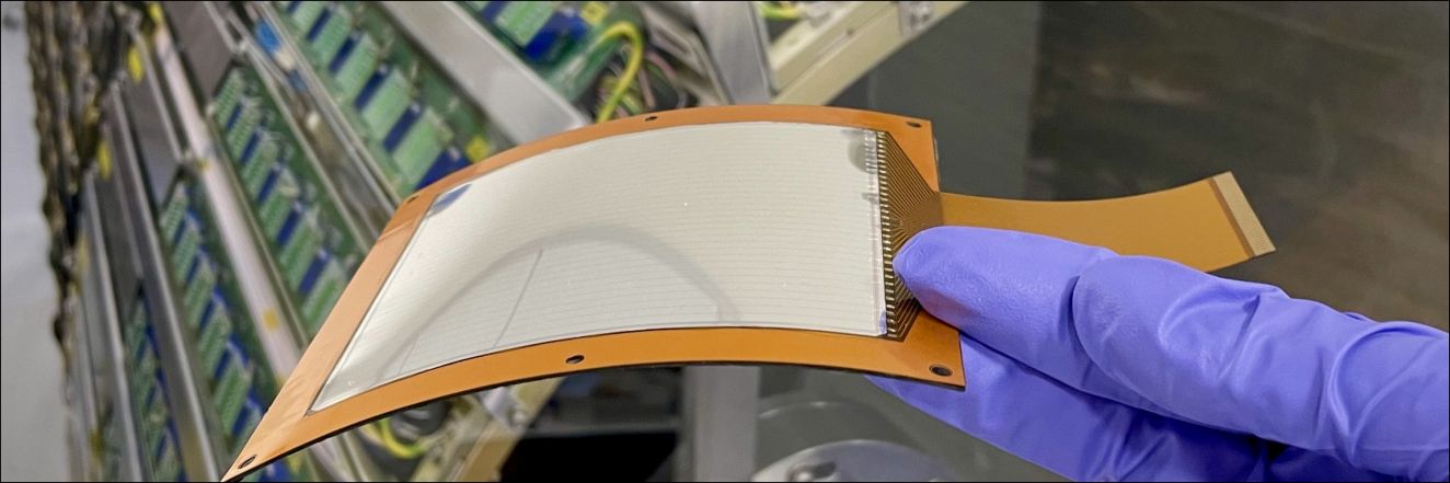 Curved silicon sensor module for particle detection experiments