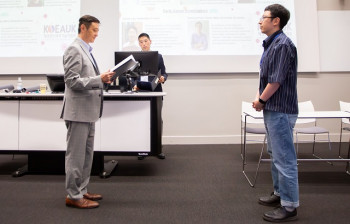 Dr Park receiving the award for the awarding committee chair