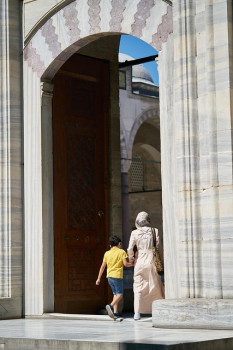 A woman and child entering a mosque. Image by Engin Akyurt from Pixabay